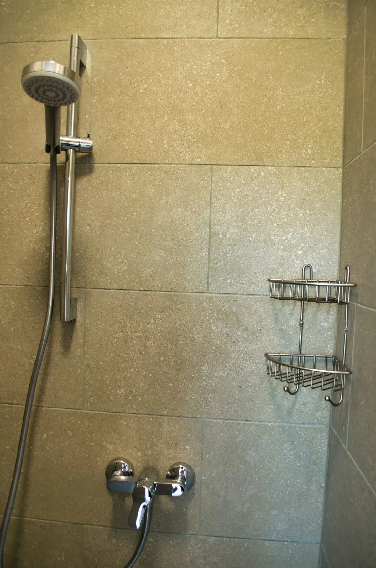 Schone, ruime douchecabine met warm water